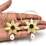 Boucles d'oreilles dorées à perles à motif fleurs créoles fait main look fashion 