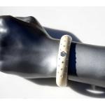 Bracelets manchette blanc d'ivoire en aluminium finition satinée look vintage 