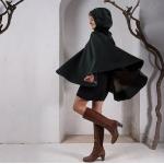 Capes en laine noires à capuche look médiéval pour femme 