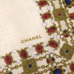 Écharpes en soie de créateur Chanel beiges à rayures seconde main Tailles uniques look vintage 