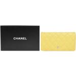 Portefeuilles de créateur Chanel jaunes en cuir en cuir seconde main look fashion pour femme 