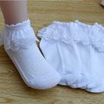 Chaussettes blanches en dentelle à volants look fashion pour bébé de la boutique en ligne Rakuten.com 