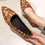 Sandales plates beiges à effet léopard en toile à motif animaux look casual pour femme 