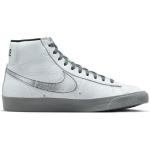Chaussures de basketball  Nike Blazer Mid '77 blanches à motif avions en promo 