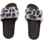 Claquettes de piscine grises à effet léopard en fausse fourrure à motif animaux look fashion pour femme 
