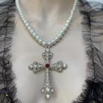 Pendentifs croix blancs en cristal à strass baroques & rococo 