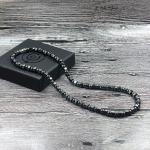 Colliers magnétiques noirs à perles look fashion 