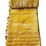 Couettes dorées patchwork en velours à pompons 