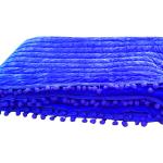 Dessus de lit bleu roi patchwork en velours à pompons 