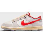 Chaussures Nike Dunk Low beiges Pointure 40,5 