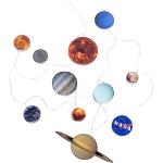 Fizz Creations Guirlande lumineuse inspirée du système solaire de la NASA avec 9 planètes et logo emblématique de la NASA sur câble de 2 m Alimenté par piles Produit inspiré de l'espace de la NASA