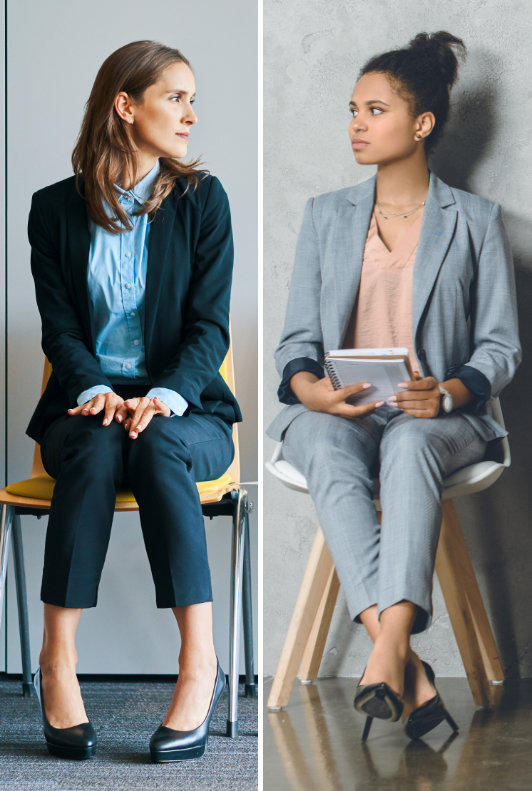 deux femmes en blazer attendent un entretien d'embauche