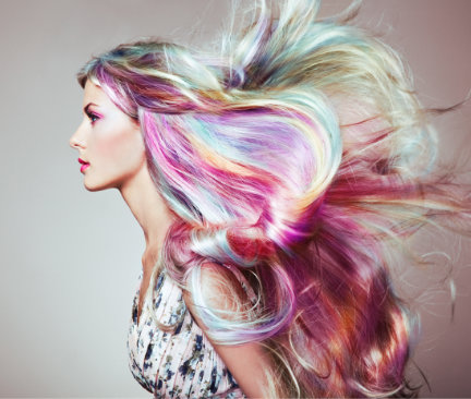 jeune femme aux cheveux multicolores