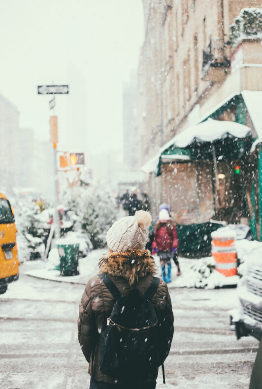 jeune femme de dos dans une rue en hiver