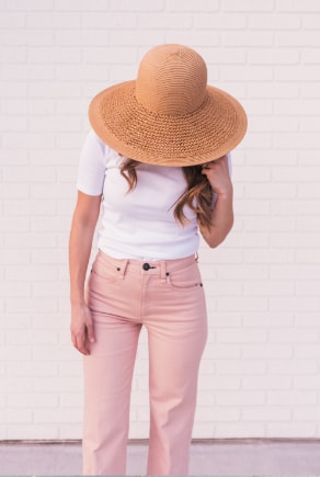 femme portant un chapeau d'été