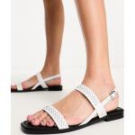Sandales plates de créateur Moschino Love Moschino blanches en cuir à clous à bouts ouverts Pointure 37 pour femme en promo 
