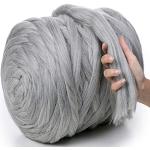Plaids gris clair en laine à pompons 