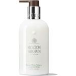 Produits de beauté Molton Brown cruelty free à l'huile de basilic 300 ml texture lait 