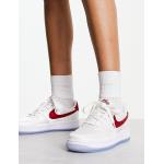 Nike - Air Force 1 - Baskets satinées - Blanc/rouge campus