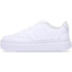 Baskets  Nike blanches Pointure 41 look streetwear pour femme 