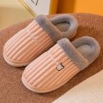 Chaussons peluche roses look casual pour homme 