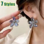 Boucles d'oreilles pendantes blanches en cristal finition brillante à motif fleurs look fashion pour femme 
