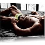 Pixxprint Muskulöser Mann im Bett ALS Leinwandbild/Größe: 120x80 cm/Wandbild/Kunstdruck/fertig bespannt