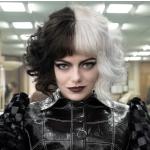 PORSMEER Perruque Cruella Deguisement Cosplay Emma Stone 35 cm Courte Demi Frange ondulée Noir Blanc+ Bonnet de Perruque