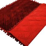 Dessus de lit rouge foncé patchwork en velours à pompons modernes 