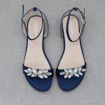 Sandales plates de demoiselle d'honneur bleu marine à motif papillons look casual 