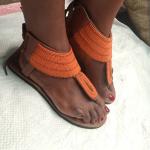 Tongs pour la fête des mères marron imprimé africain en cuir à perles en cuir pour pieds larges look casual pour femme 
