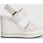 Sandales de créateur Calvin Klein blanches à logo en cuir synthétique en cuir éco-responsable Pointure 36 avec un talon de plus de 9cm pour femme 