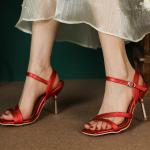 Sandales à talons rouges en cuir à bouts carrés à boucles Pointure 33 avec un talon de plus de 9cm look fashion pour femme 