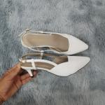 Sandales blanches en cuir synthétique en cuir à bouts pointus avec un talon entre 5 et 7cm look sexy pour femme 