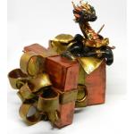 Sculpture D'un Dragon Noir Et Or Dans Un Cadeau. Figurine En Pâte Polymère