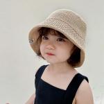 Chapeaux de paille beiges en paille enfant look fashion 