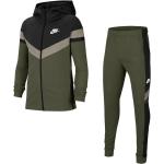 Survêtements Nike Sportswear vert olive look sportif pour garçon de la boutique en ligne Tennis-Point.fr 