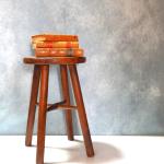 Tabourets vintage marron en bois massif rustiques 
