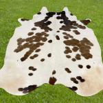 Tapis peau de vache beiges nude en cuir à motif vaches 