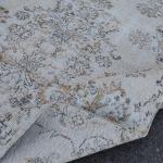 Tapis vintage blancs à fleurs en laine rustiques 