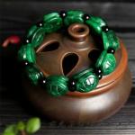 Amulettes vert jade à motif tortues look fashion pour femme 
