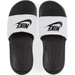 Claquettes de piscine Nike Victori One blanches en caoutchouc pour homme en promo 