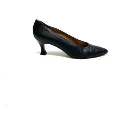 Vintage 1980S Pointed Toe Kitten Heels // Noir Embossed Leather Slip On Pumps Par Stuart Weitzman Taille 7