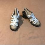 Sandales à talons argentées en cuir à clous look vintage pour femme 