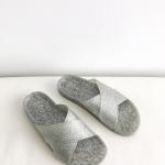 Sandales à talons argentées à paillettes avec un talon jusqu'à 3cm look vintage 
