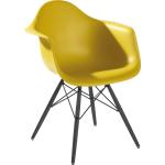 Chaises en plastique Vitra Eames jaune moutarde en plastique avec accoudoirs 