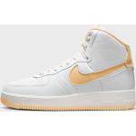 Chaussures Nike Air Force 1 blanches Pointure 36,5 en promo 